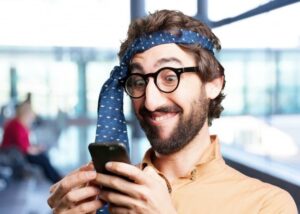 homem-louco-com-expressao-phone-funny-movel_1194-3284-300x214 homem-louco-com-expressao-phone-funny-movel_1194-3284