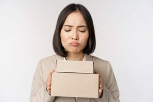 retrato-da-empresaria-asiatica-vendedora-segurando-caixas-e-parecendo-triste-e-decepcionada-em-pe-sobre-fundo-branco-300x200 Portrait of asian saleswoman, female entrepreneur holding boxes and looking sad, disappointed, standing over white background