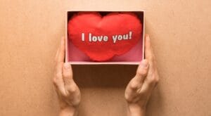 pessoa-segurando-presente-caixa-com-macio-simbolo-de-coracao1-300x165 amor-dia-dos-namorados