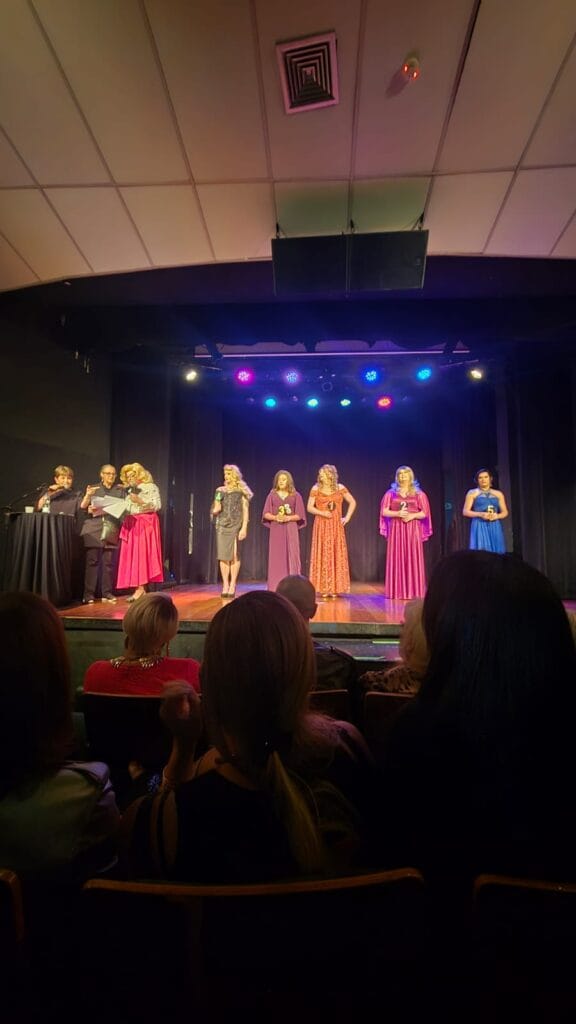 concorrentes-no-palco-576x1024 Rainha Cross 2025: Uma noite de glamour e representatividade em São Paulo