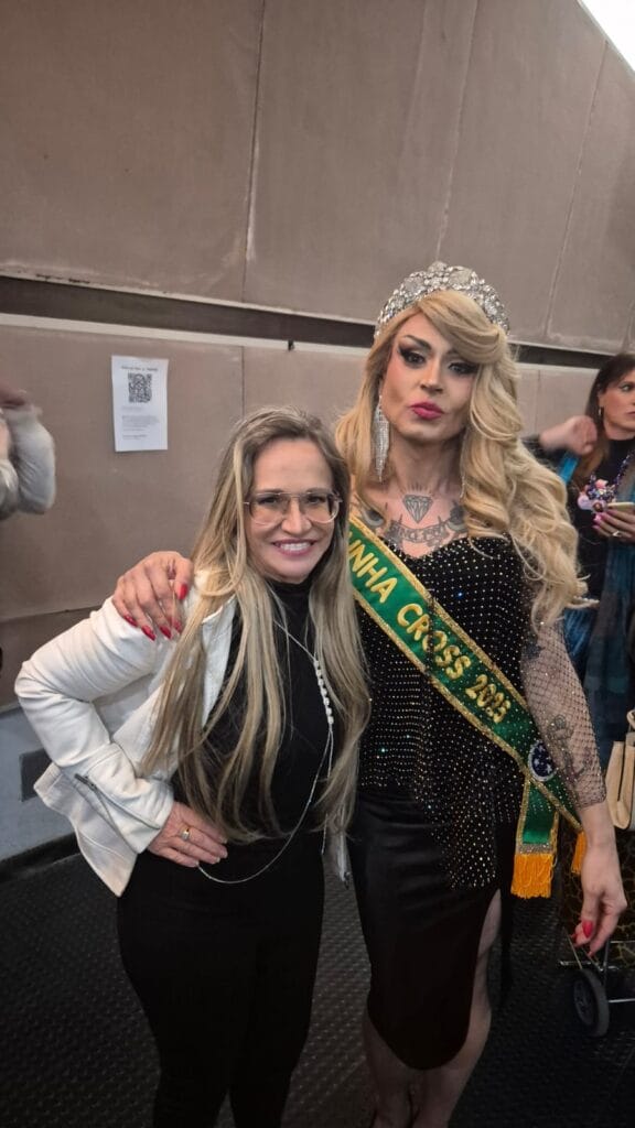 paula-aguiar-e-bruna-mantovani-576x1024 Rainha Cross 2025: Uma noite de glamour e representatividade em São Paulo