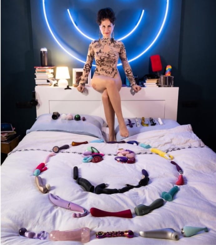 sextoy-italia Não é só prazer, é resistência: retratos de pessoas com seus sextoys pelo mundo