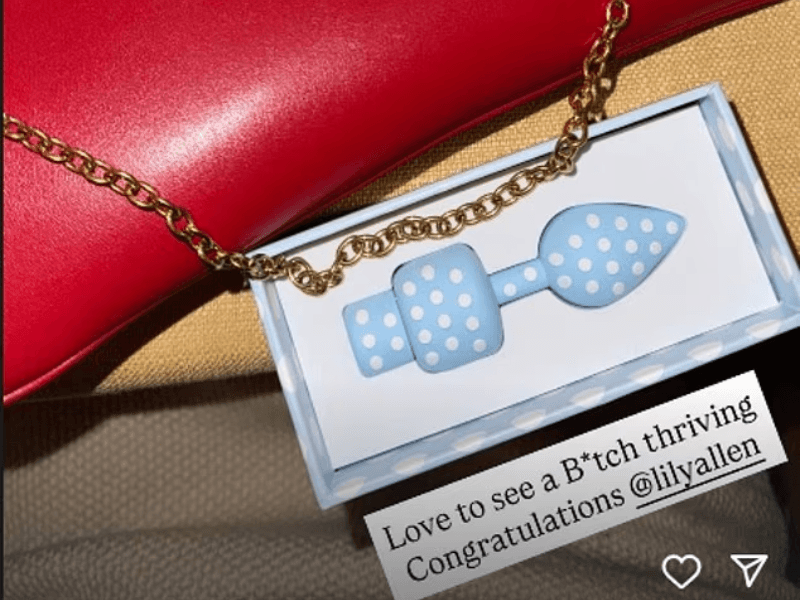 lillyallen Lily Allen presenteia amigos famosos com brinquedo erótico em festa de novo álbum