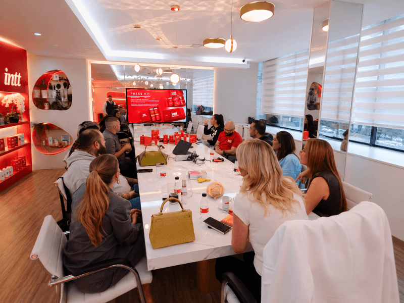 reuniao-debora-secco-intt INTT patrocina Bruna Surfistinha 2 e terá produtos exibidos no filme
